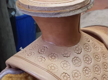 Horn covered and ready to be sewn. A layer of leather hammered to maximize density is sandwiched between the cap and hor