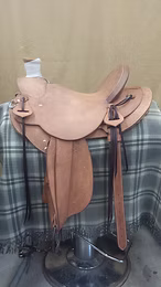 SF110 — Rough-out Wade w/ flat plate rigging, 1" Cheyenne roll, exposed stirrup leathers, and horn flower.